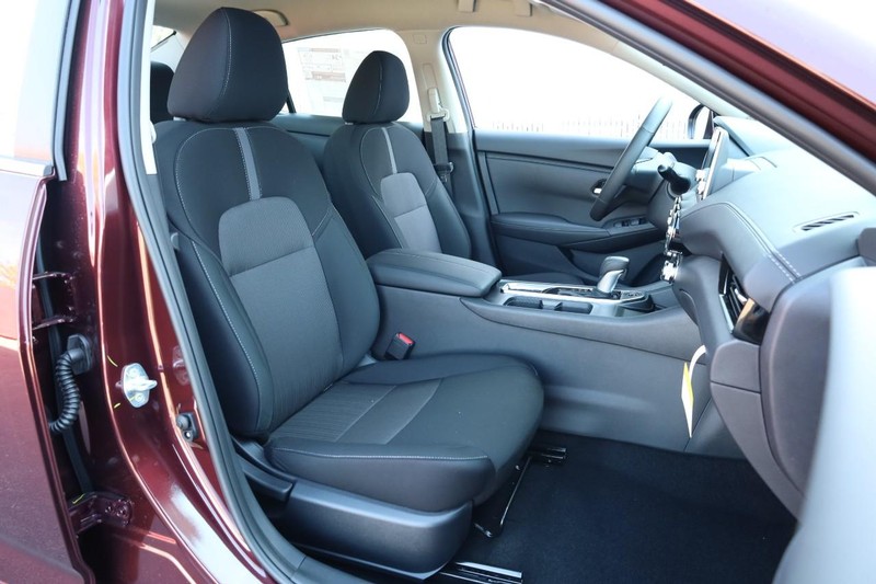 Nissan Sentra Vehicle Image 23