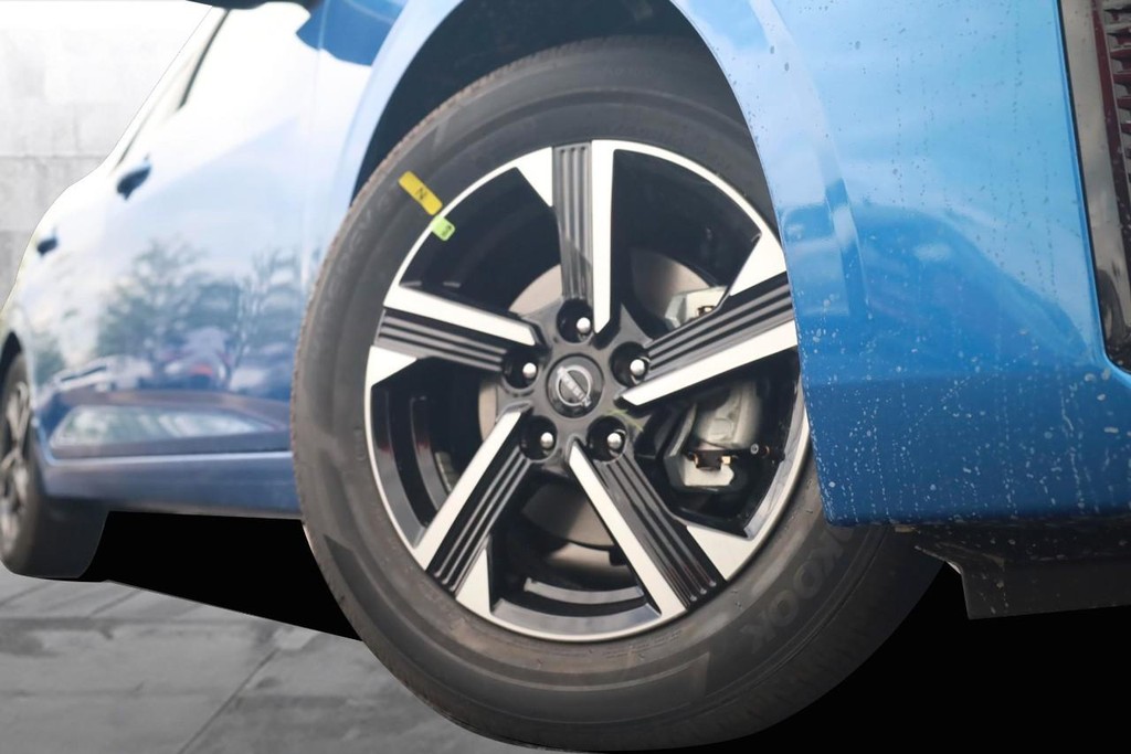 Nissan Sentra Vehicle Image 03