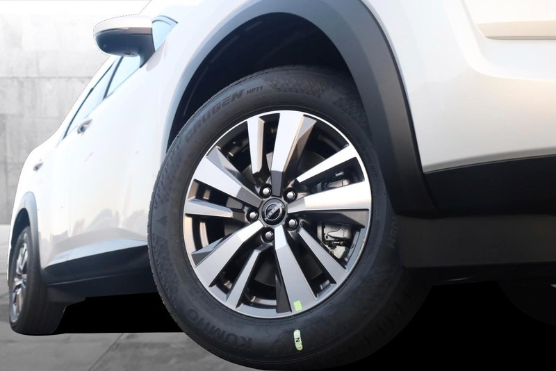 Nissan Pathfinder Vehicle Full-screen Gallery Image 3