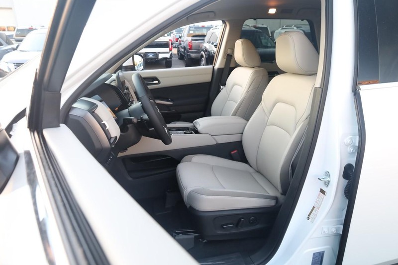 Nissan Pathfinder Vehicle Full-screen Gallery Image 7