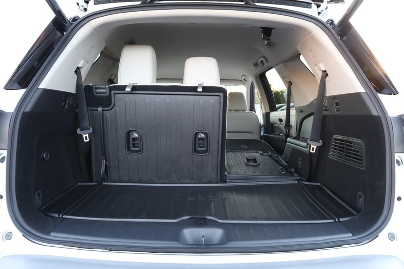 Nissan Pathfinder Vehicle Full-screen Gallery Image 9