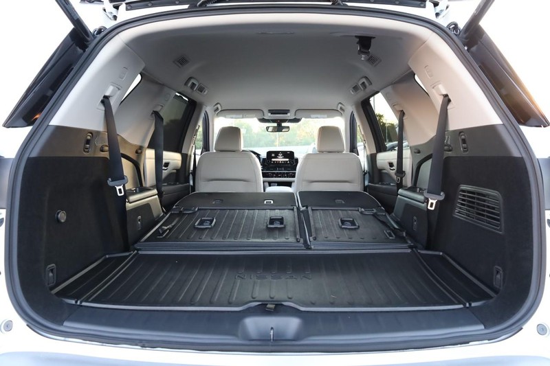 Nissan Pathfinder Vehicle Full-screen Gallery Image 10