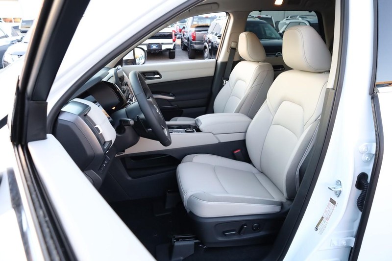 Nissan Pathfinder Vehicle Full-screen Gallery Image 11