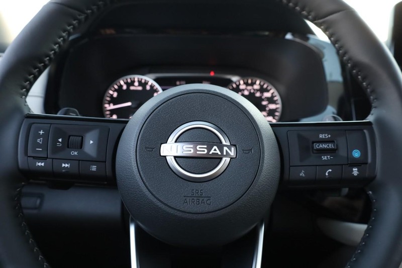 Nissan Pathfinder Vehicle Full-screen Gallery Image 12