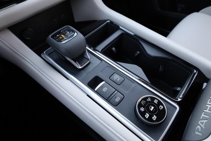 Nissan Pathfinder Vehicle Full-screen Gallery Image 19