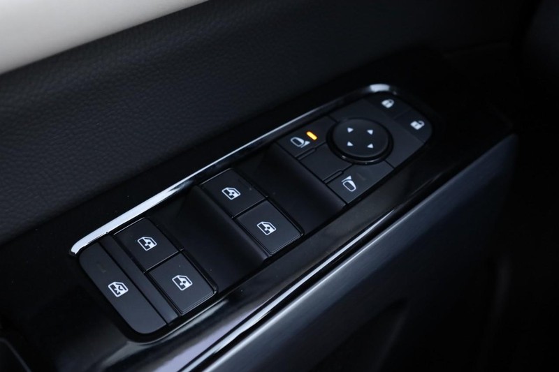 Nissan Pathfinder Vehicle Full-screen Gallery Image 21