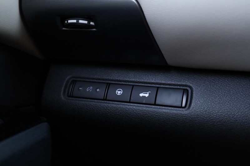 Nissan Pathfinder Vehicle Full-screen Gallery Image 22