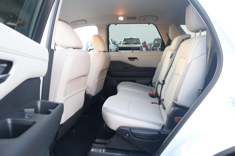 Nissan Pathfinder Vehicle Full-screen Gallery Image 24