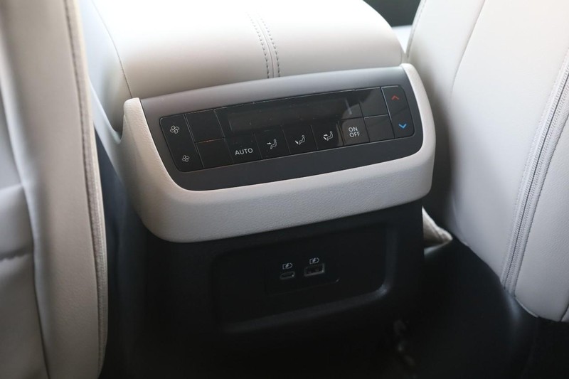 Nissan Pathfinder Vehicle Full-screen Gallery Image 25