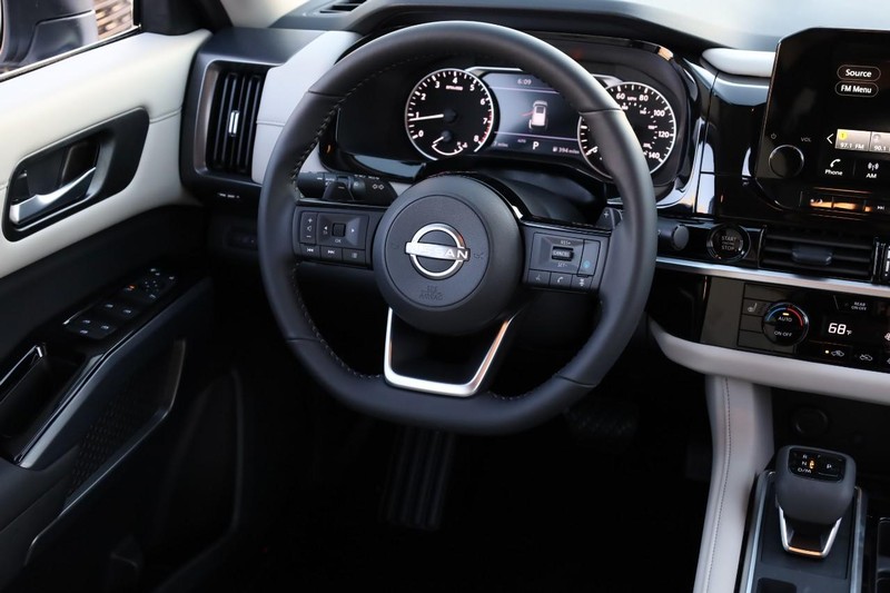 Nissan Pathfinder Vehicle Full-screen Gallery Image 27