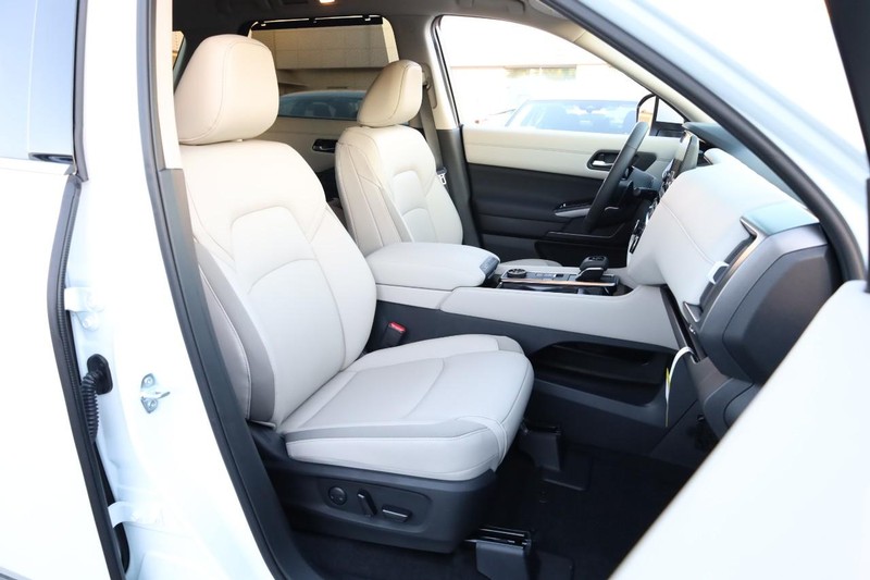 Nissan Pathfinder Vehicle Full-screen Gallery Image 30