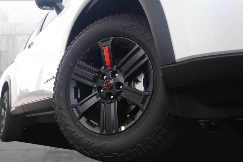 Nissan Rogue Vehicle Full-screen Gallery Image 3