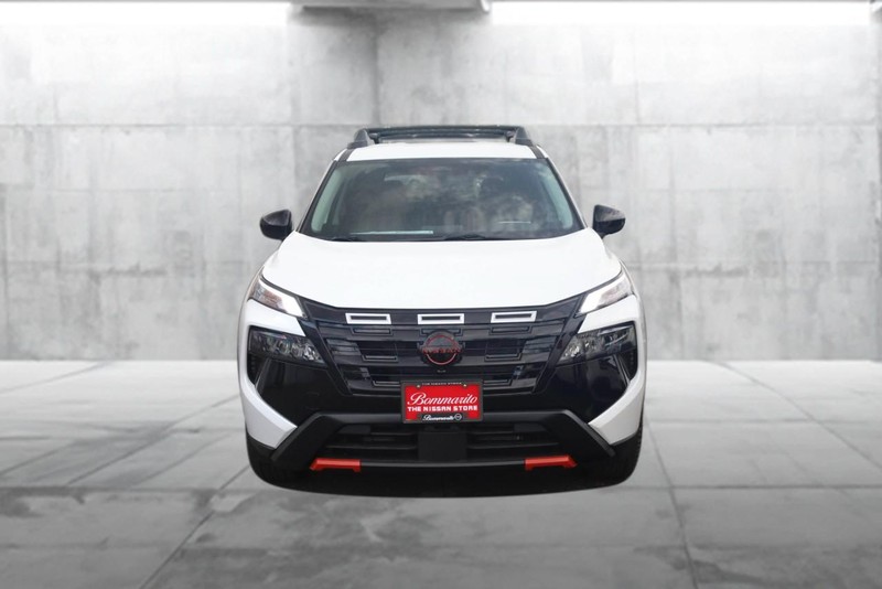 Nissan Rogue Vehicle Full-screen Gallery Image 4