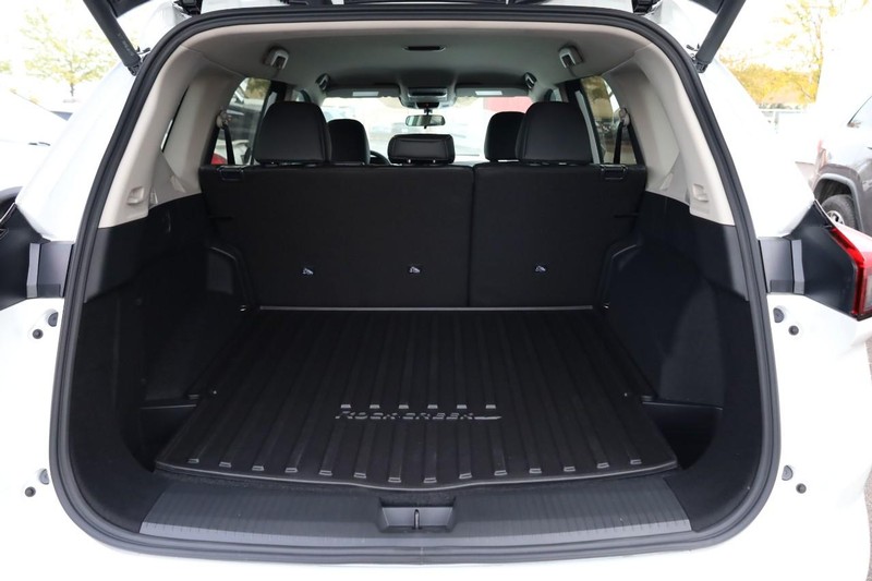 Nissan Rogue Vehicle Full-screen Gallery Image 7