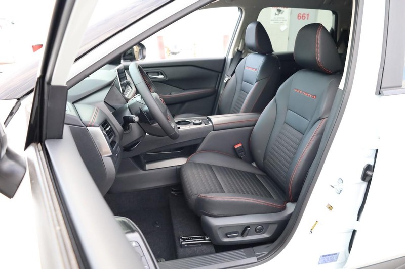 Nissan Rogue Vehicle Full-screen Gallery Image 8