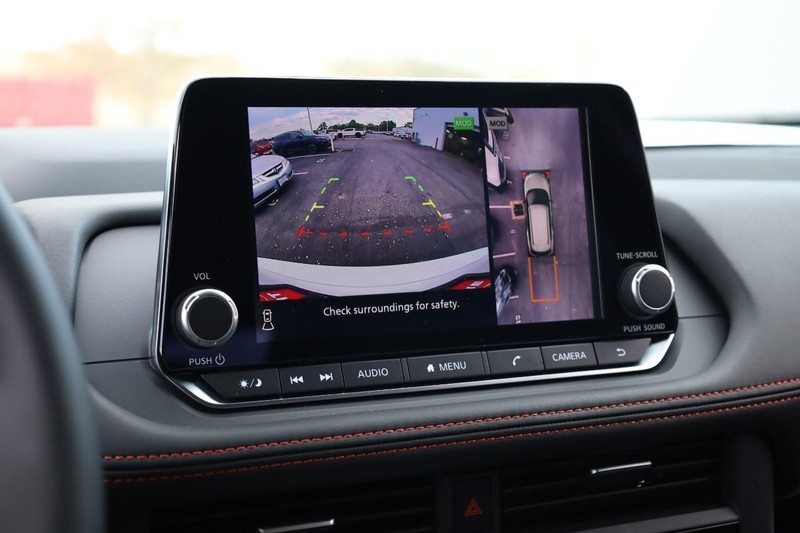 Nissan Rogue Vehicle Full-screen Gallery Image 12