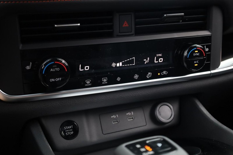 Nissan Rogue Vehicle Full-screen Gallery Image 13