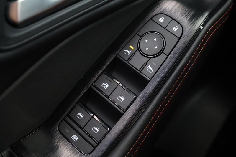 Nissan Rogue Vehicle Full-screen Gallery Image 17