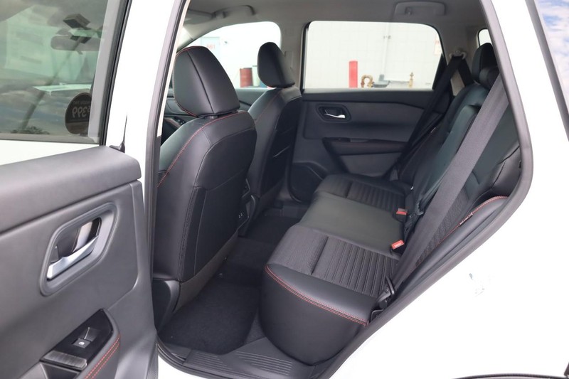 Nissan Rogue Vehicle Full-screen Gallery Image 20