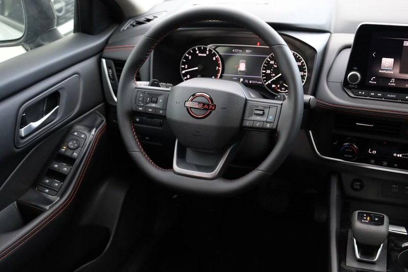 Nissan Rogue Vehicle Full-screen Gallery Image 23