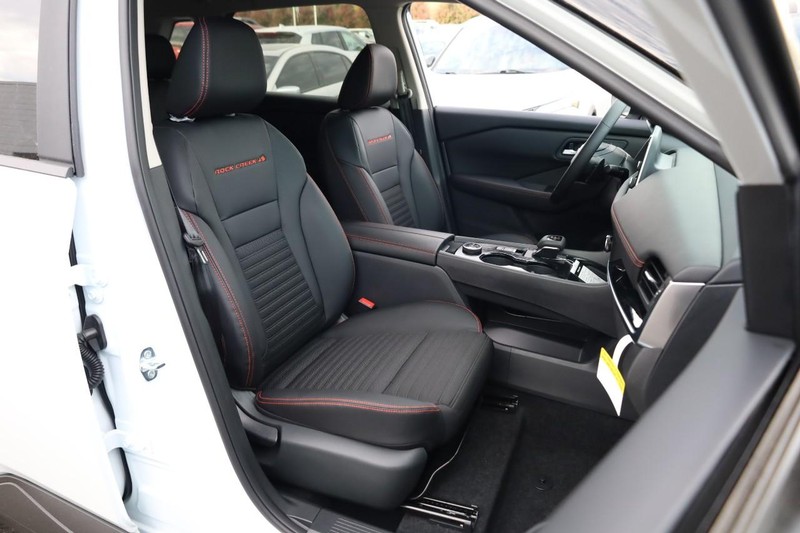 Nissan Rogue Vehicle Full-screen Gallery Image 24