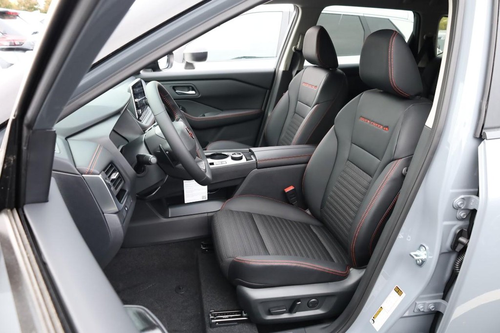 Nissan Rogue Vehicle Image 08