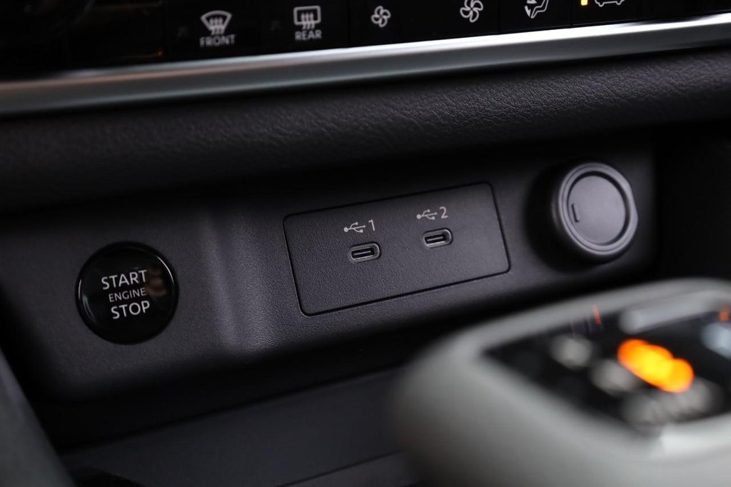 Nissan Rogue Vehicle Image 14