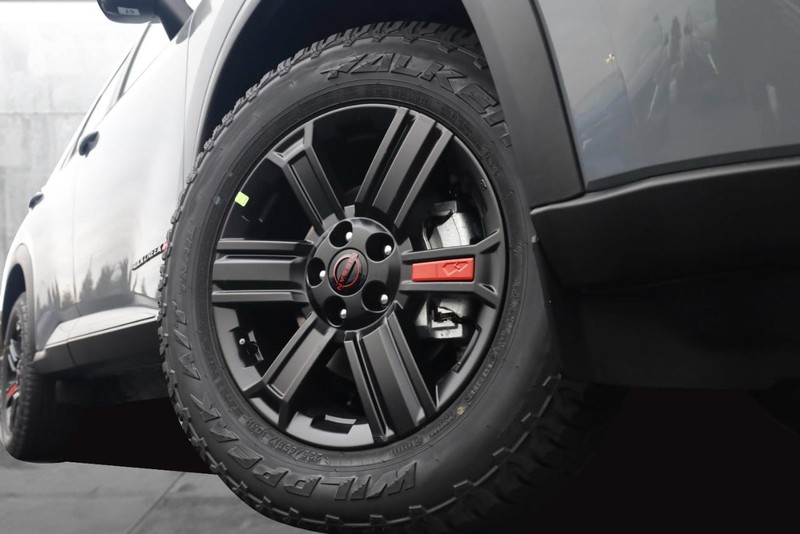 Nissan Rogue Vehicle Full-screen Gallery Image 3