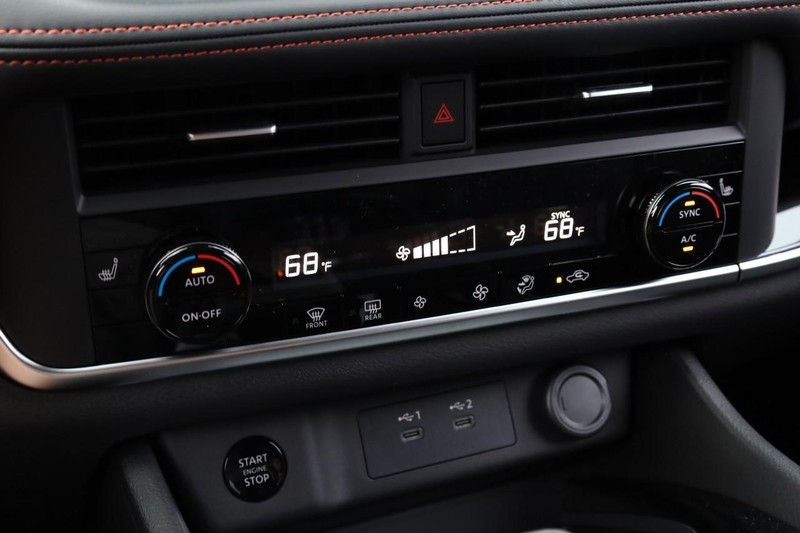 Nissan Rogue Vehicle Full-screen Gallery Image 13