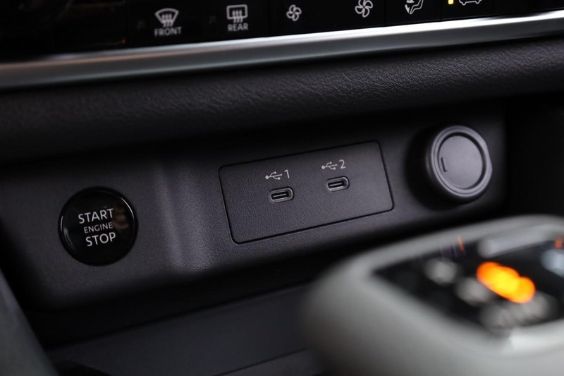 Nissan Rogue Vehicle Full-screen Gallery Image 14