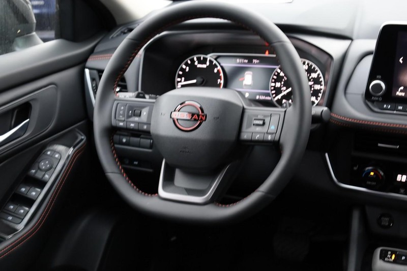 Nissan Rogue Vehicle Full-screen Gallery Image 22