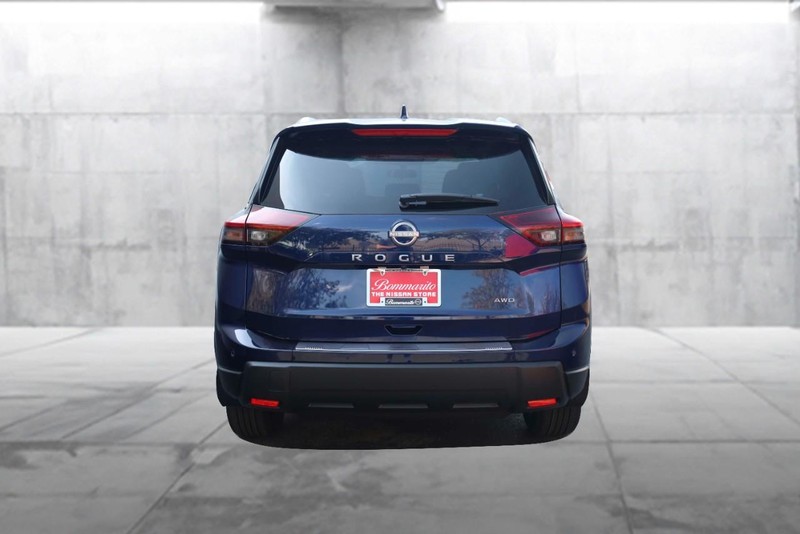 Nissan Rogue Vehicle Full-screen Gallery Image 6