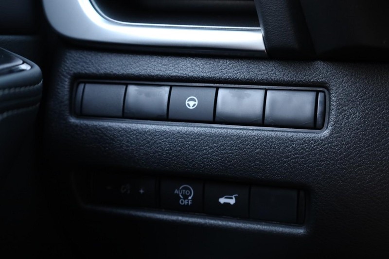 Nissan Rogue Vehicle Full-screen Gallery Image 20