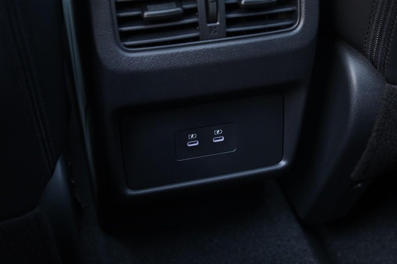 Nissan Rogue Vehicle Full-screen Gallery Image 23