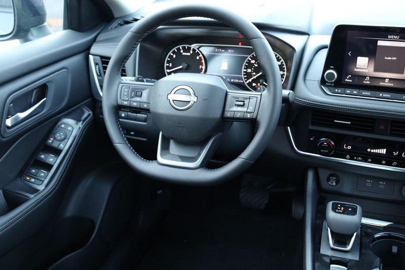 Nissan Rogue Vehicle Full-screen Gallery Image 25