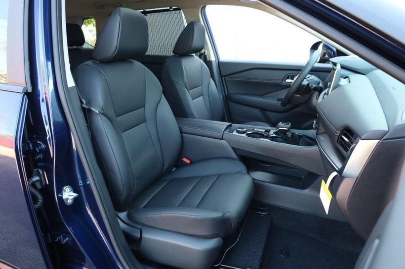 Nissan Rogue Vehicle Full-screen Gallery Image 27