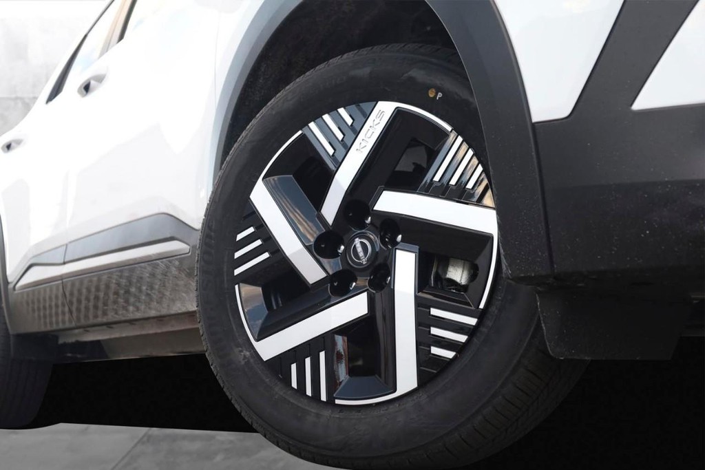 Nissan Kicks Vehicle Image 03