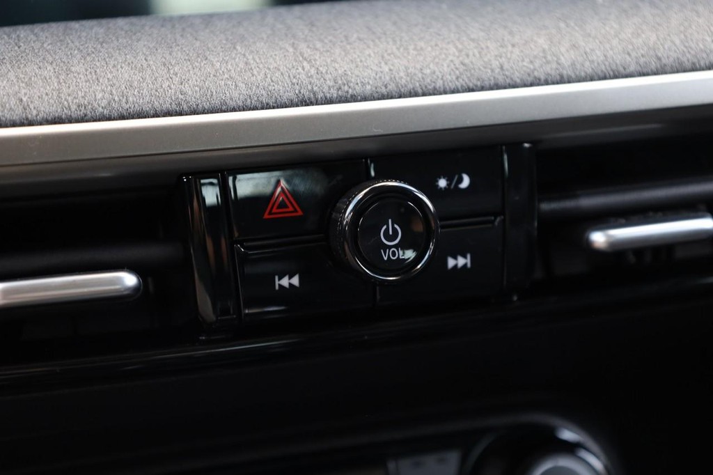 Nissan Kicks Vehicle Image 15