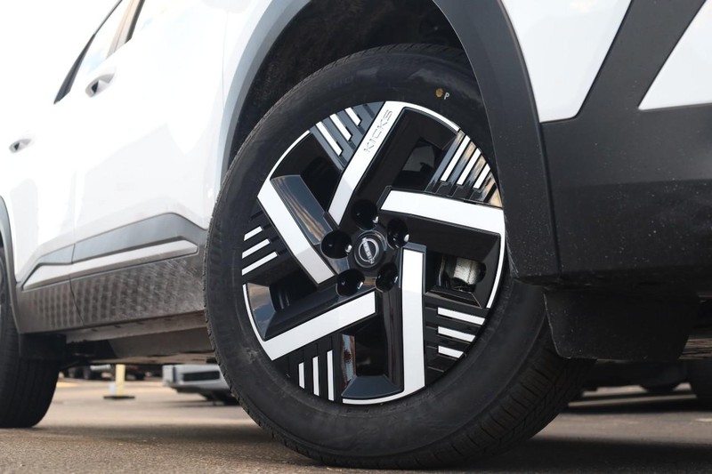 Nissan Kicks Vehicle Image 03