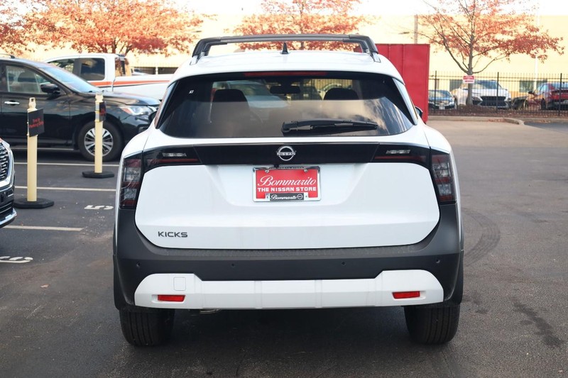 Nissan Kicks Vehicle Image 06