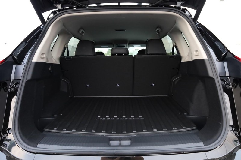 Nissan Rogue Vehicle Full-screen Gallery Image 7