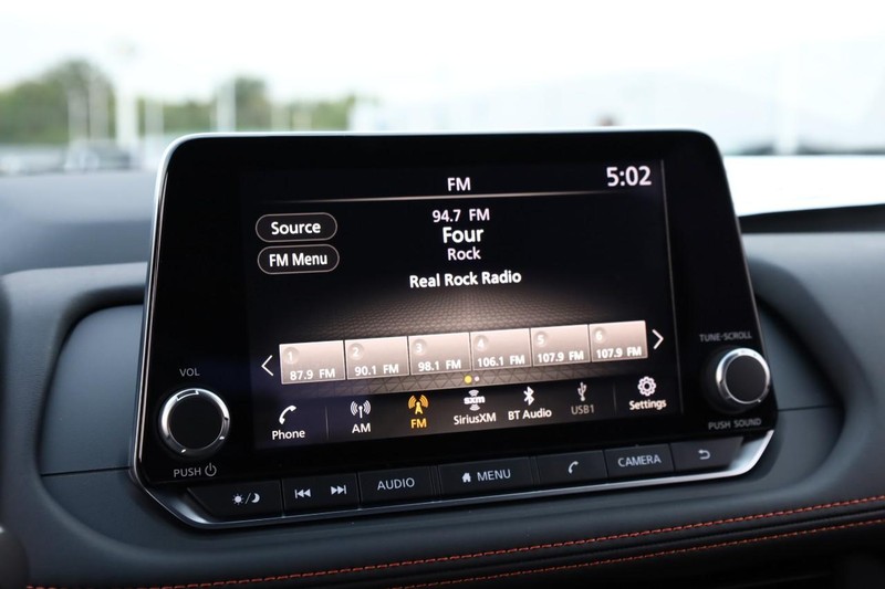 Nissan Rogue Vehicle Full-screen Gallery Image 11