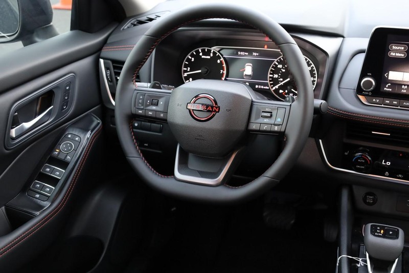 Nissan Rogue Vehicle Full-screen Gallery Image 24