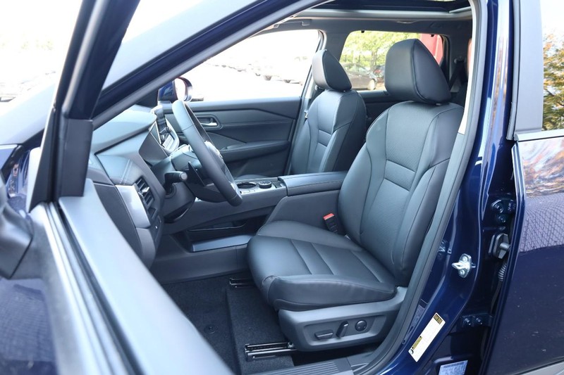 Nissan Rogue Vehicle Full-screen Gallery Image 10