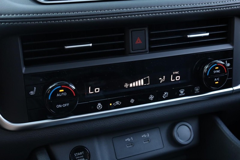 Nissan Rogue Vehicle Full-screen Gallery Image 15