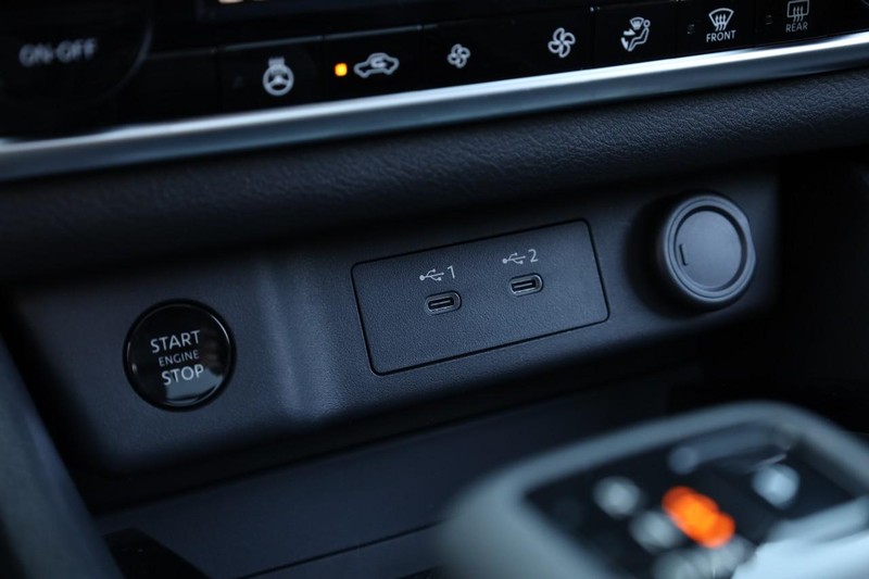 Nissan Rogue Vehicle Full-screen Gallery Image 16