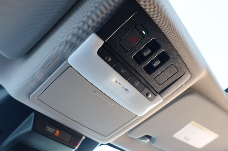 Nissan Rogue Vehicle Full-screen Gallery Image 18