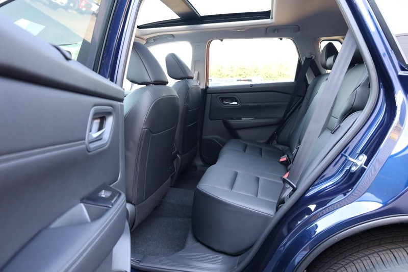 Nissan Rogue Vehicle Full-screen Gallery Image 22