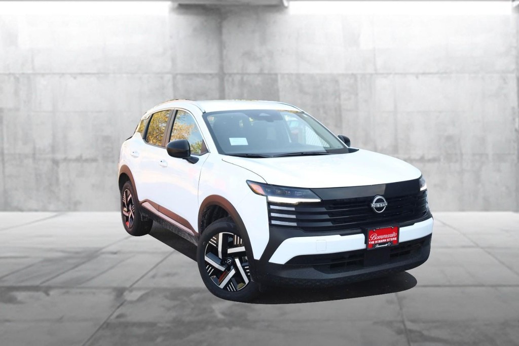 Nissan Kicks Vehicle Image 02