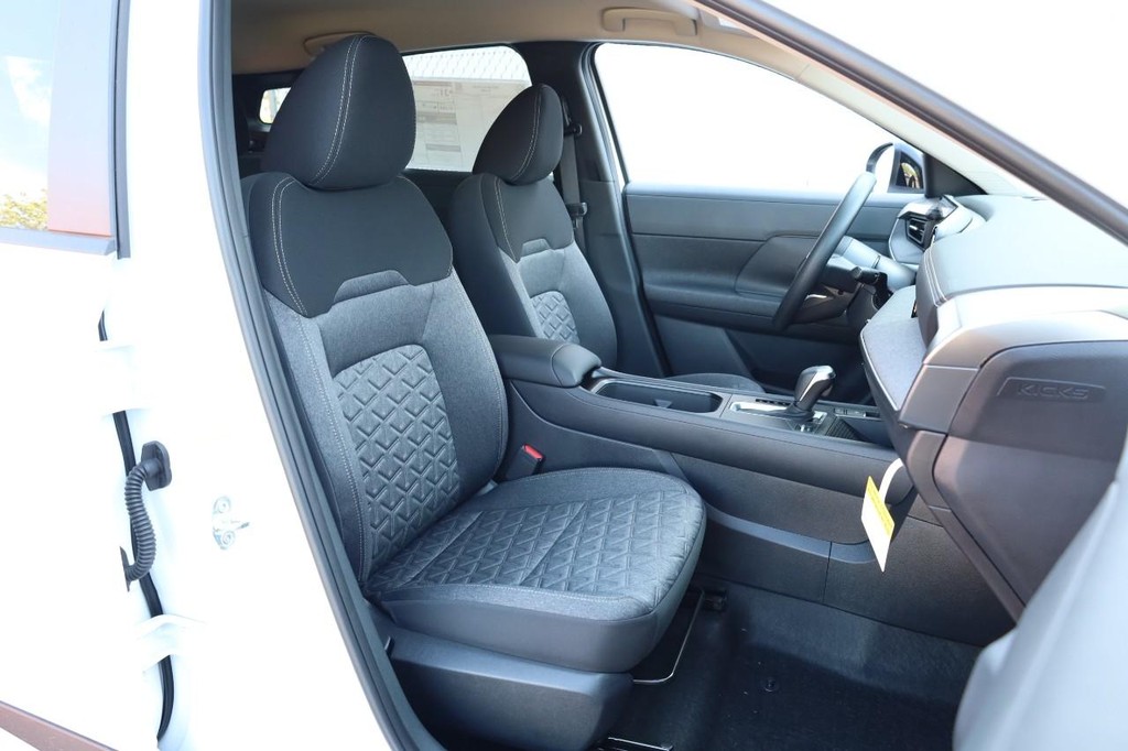 Nissan Kicks Vehicle Image 24